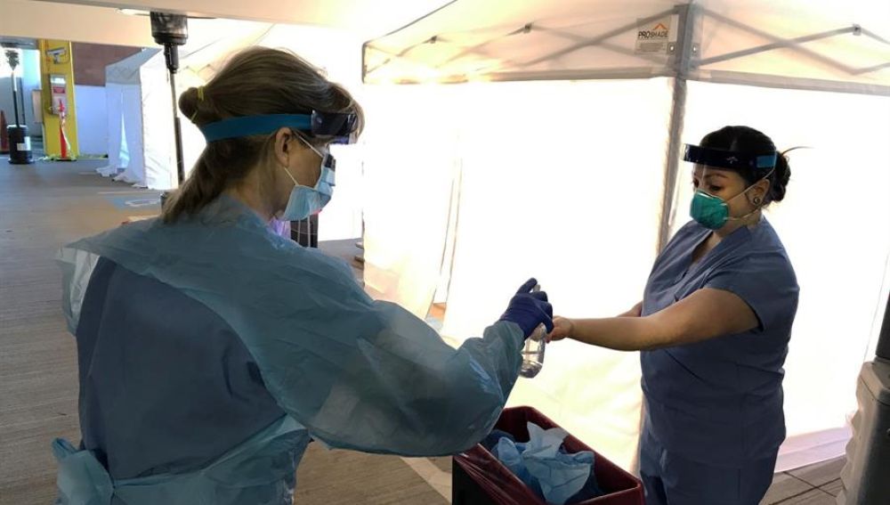 Dos enfermeras trabajan con mascarillas y equipo de protección ante el coronavirus.
