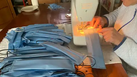Una mujer cose a máquina mascarillas en Petrer. Una mujer cose a máquina mascarillas en Petrer.