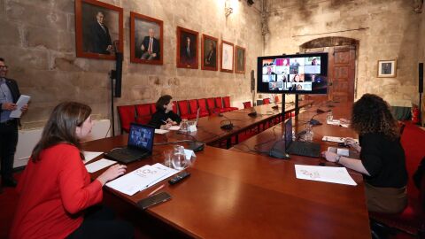 Fina Santiago, Francina Armengol y Rosario S&aacute;nchez en videoconferencia con las entidades financieras