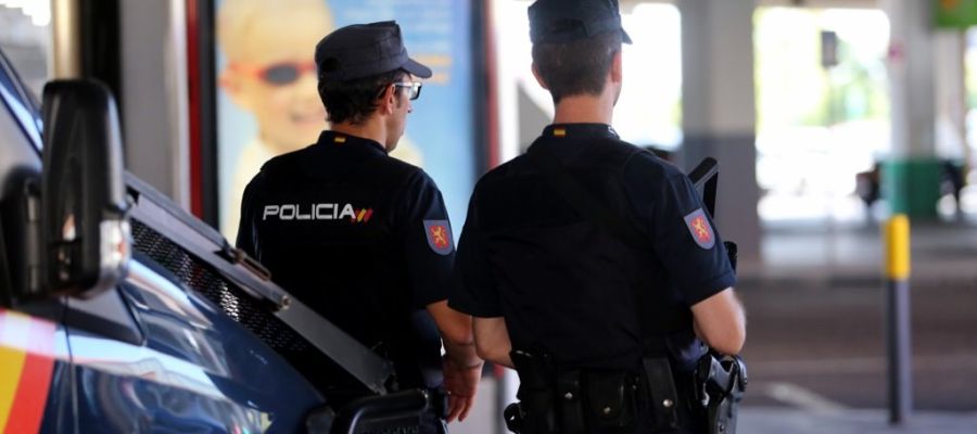 Agentes de la Policía Nacional. Agentes de la Policía Nacional.