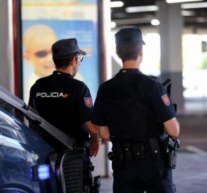 Agentes de la Policía Nacional. Agentes de la Policía Nacional.