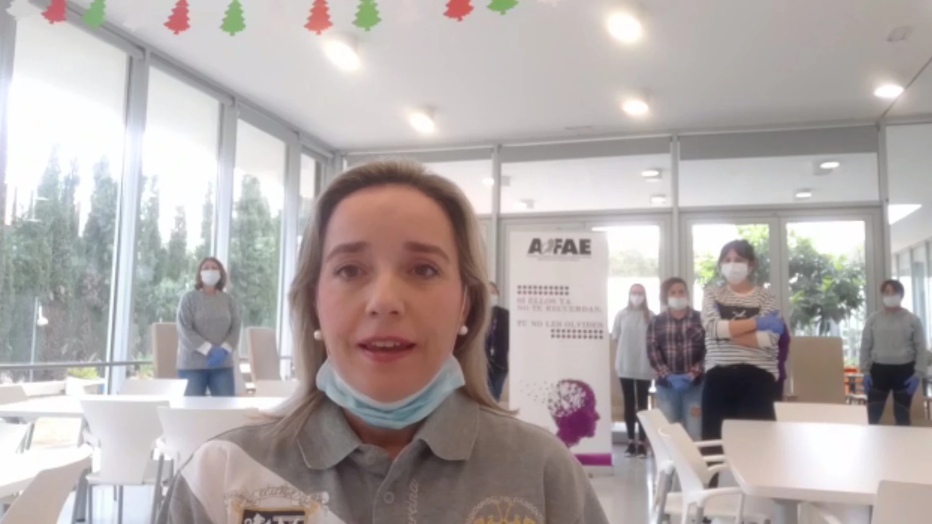 Celia Lastra, directora del Centro de Día de AFAE, y el equipo de profesionales y técnicos de la asociación en el vídeo de apoyo a las familias afectadas por el cierre temporada de la asociación por culpa del coronavirus. CORONAVIRUS