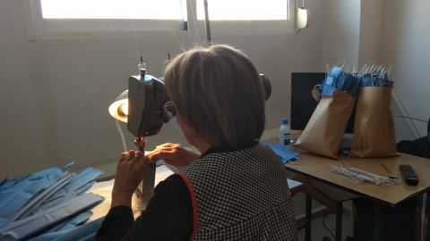 Una vecina de Petrer cose mascarillas en su domicilio.
