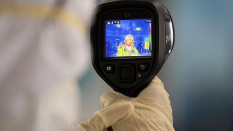 Miden la temperatura por coronavirus