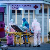 Sanitarios en un hospital italiano