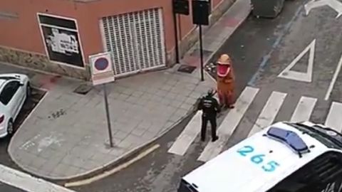 Los agentes paran al 'dinosaurio' que paseaba por las calles de Murcia