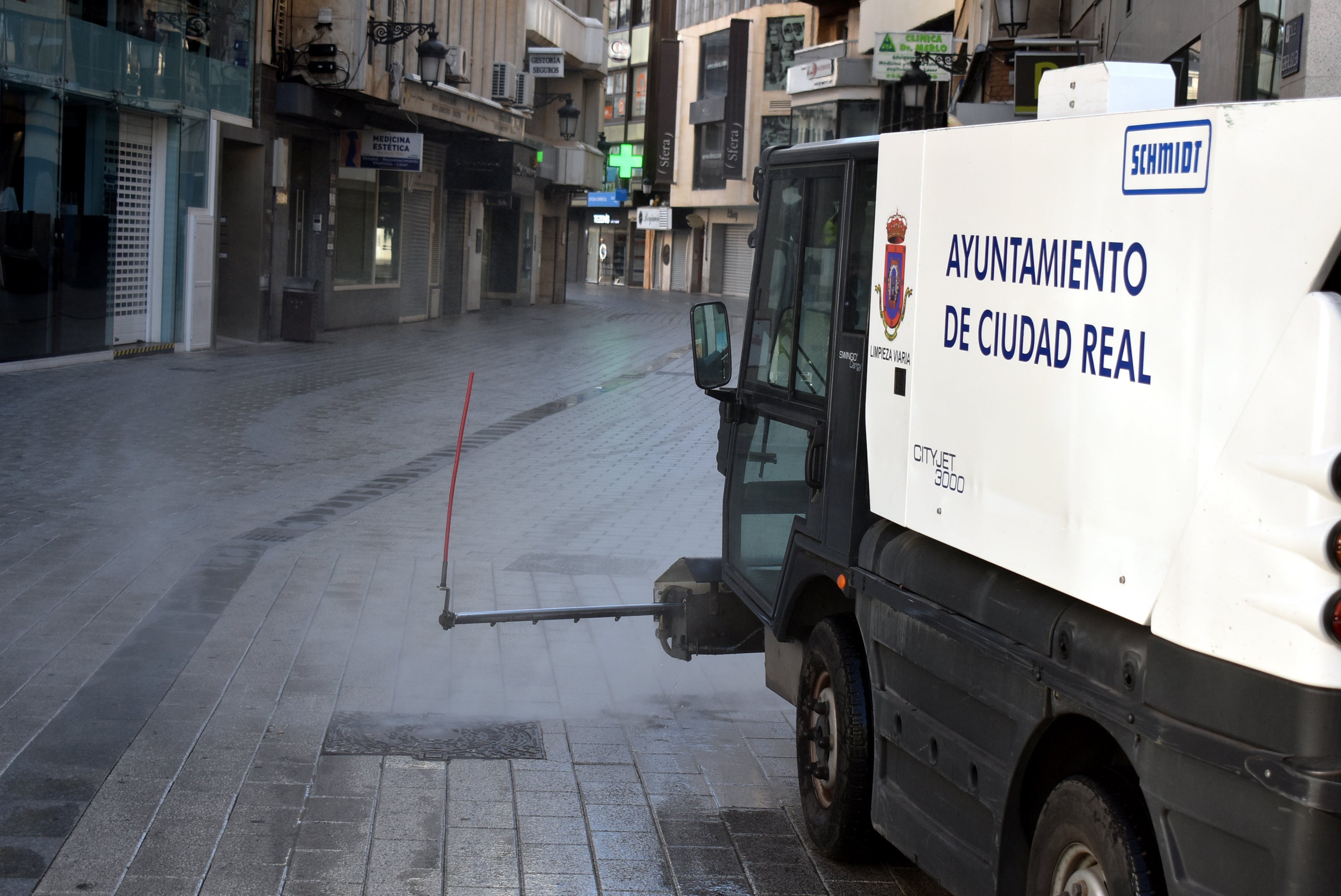 El Servicio de Limpieza de Ciudad Real lleva a cabo la desinfección de las calles para frenar el coronavirus El Servicio de Limpieza de Ciudad Real lleva a cabo la desinfección de las calles para frenar el coronavirus