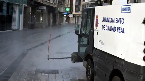 El Ayuntamiento está desinfectando las calles El Ayuntamiento está desinfectando las calles