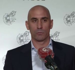 Luis Rubiales, sobre posibles ERTES en el fútbol modesto: "Hay que flexibilizar todos aquellos pagos que han llegado posteriores al coronavirus" Luis Rubiales, sobre posibles ERTES en el fútbol modesto: "Hay que flexibilizar todos aquellos pagos que han llegado posteriores al coronavirus"