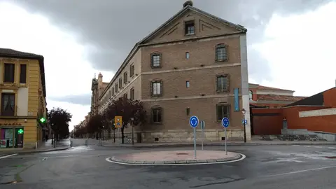 Puerta de los Mártires de Alcalá de Henares Cuatro Caños vacía por el estado de Alarma