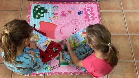 Dos niñas jugando con la App durante el estado de alarma. EDUCACIÓN