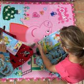 Dos niñas jugando con la App durante el estado de alarma.