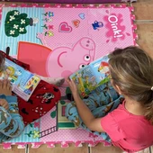 Dos niñas jugando con la App durante el estado de alarma. Dos niñas jugando con la App durante el estado de alarma.