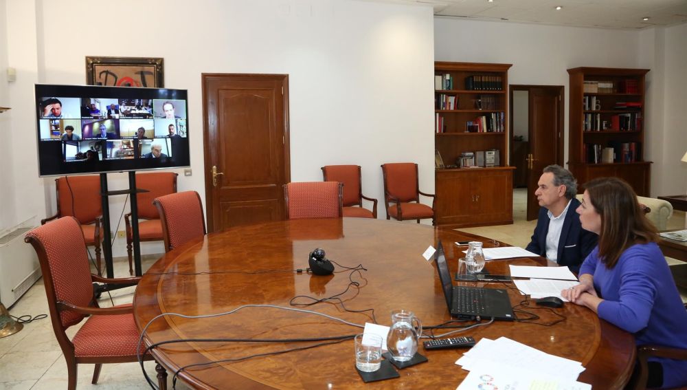 La presidenta de Baleares, Francina Armengol, durante una videoconferencia con responsables de puertos y aeropuertos.