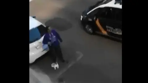 Un hombre pasea con su perro de peluche por la calle Un hombre pasea con su perro de peluche por la calle