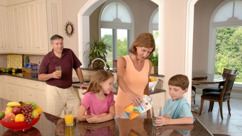 Una familia desayunando