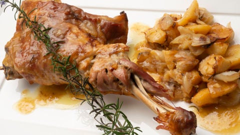 Cocina abierta de Karlos Argui&ntilde;ano: Paletillas de cordero con patatas y cebollitas gallegas y ensalada en frasco (Programa 1930)