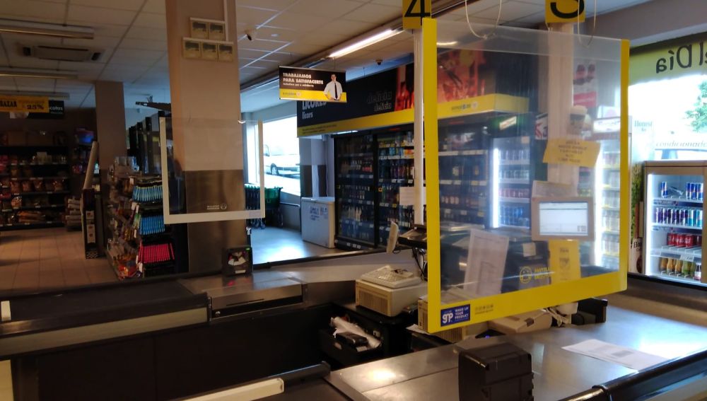 Hiperber ha instalado mamparas en las cajas de sus supermercados y pide que se respete la distancia de un metro entre personas.