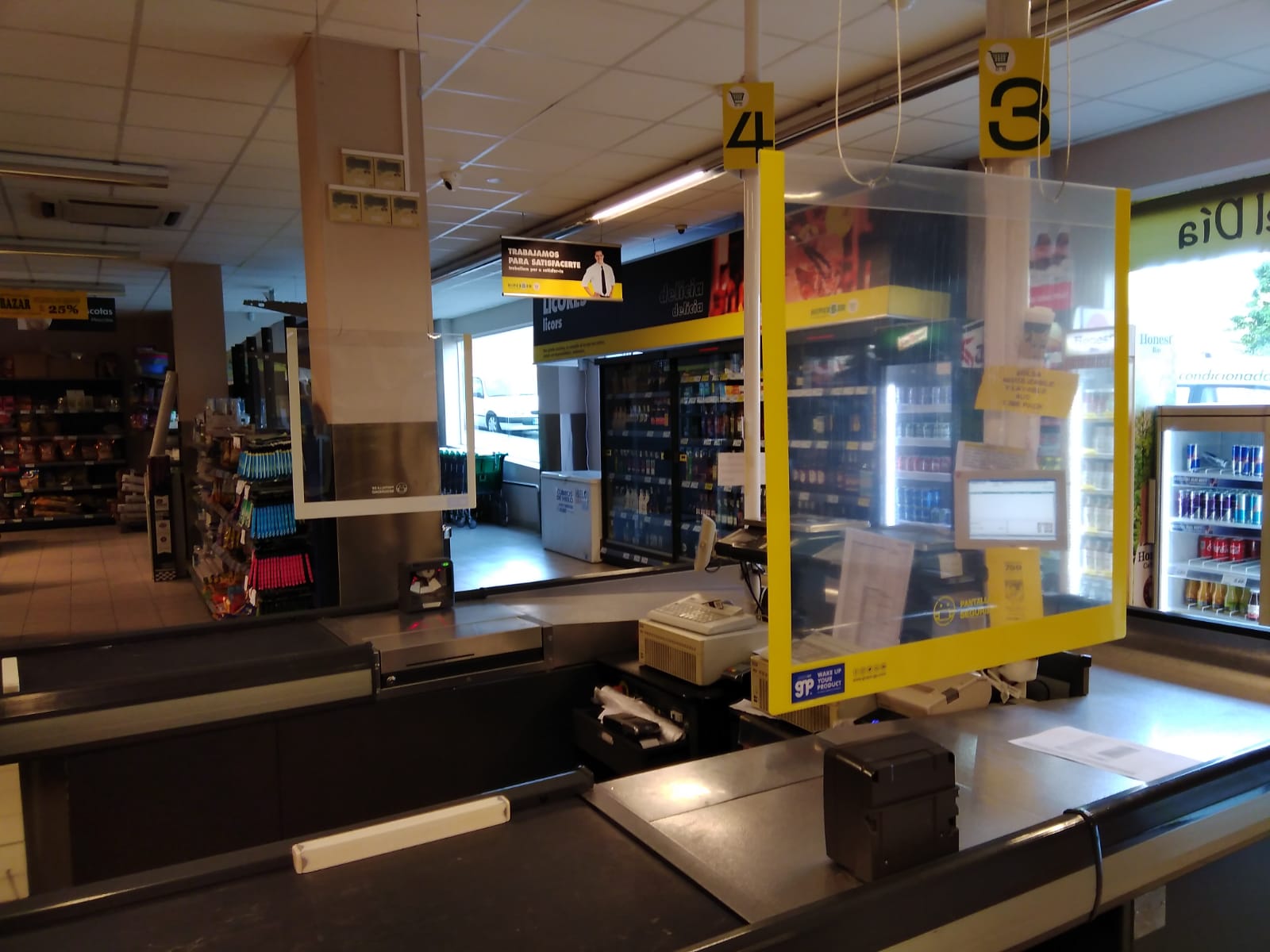 Hiperber instala mamparas en sus líneas de cajas para reforzar la seguridad de sus empleados y clientes Hiperber instala mamparas en sus líneas de cajas para reforzar la seguridad de sus empleados y clientes