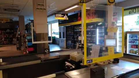 Hiperber ha instalado mamparas en las cajas de sus supermercados y pide que se respete la distancia de un metro entre personas. CORONAVIRUS