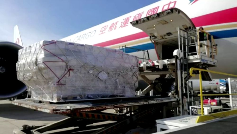 Nuevo reparto de mascarillas contra el coronarirus con un avión procedente de China