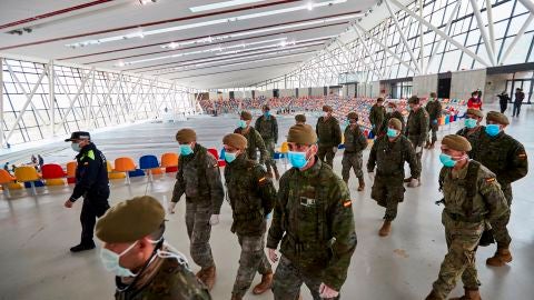 Efectivos del Ej&eacute;rcito de Tierra a su llegada a la pista cubierta de atletismo de Sabadell