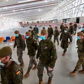 Efectivos del Ejército de Tierra a su llegada a la pista cubierta de atletismo de Sabadell