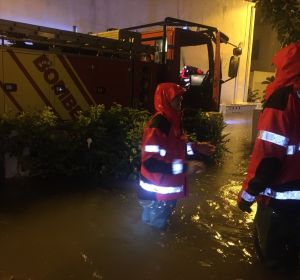 Los bomberos rescatan en Castellón a más de 90 personas. Los bomberos rescatan en Castellón a más de 90 personas.