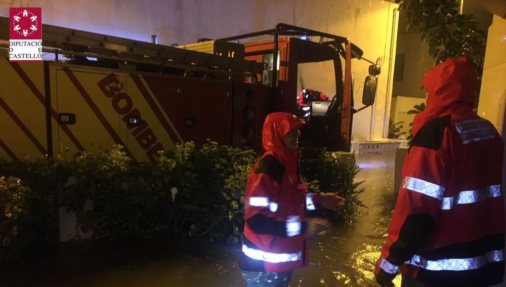 Los bomberos rescatan en Castellón a más de 90 personas. Los bomberos rescatan en Castellón a más de 90 personas.