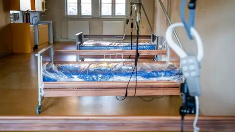 Camas UCI La Generalitat 'cierra' las UCI a los mayores de 80 años y aconseja no intubarlos