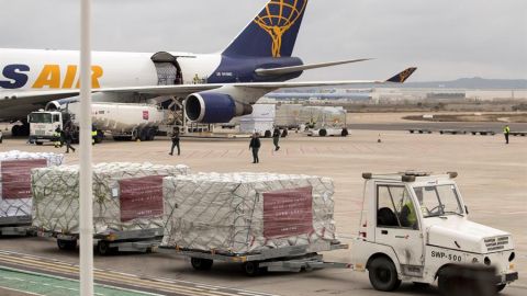 Operarios descargan m&aacute;s de un mill&oacute;n de mascarillas y material sanitario.