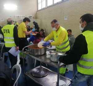 Los voluntarios de DYA se están volcando con los más necesitados y cuentan con el apoyo de empresas ilicitanas como Bingo Libertad. Los voluntarios de DYA se están volcando con los más necesitados y cuentan con el apoyo de empresas ilicitanas como Bingo Libertad.