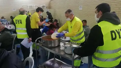 Los voluntarios de DYA se están volcando con los más necesitados y cuentan con el apoyo de empresas ilicitanas como Bingo Libertad. Los voluntarios de DYA se están volcando con los más necesitados y cuentan con el apoyo de empresas ilicitanas como Bingo Libertad.