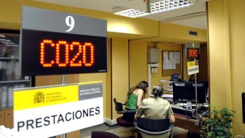 A3 Noticias 2 (02-04-20) El coronavirus hunde el empleo: 302.365 parados m&aacute;s y 833.979 cotizantes menos