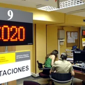 A3 Noticias 2 (02-04-20) El coronavirus hunde el empleo: 302.365 parados más y 833.979 cotizantes menos A3 Noticias 2 (02-04-20) El coronavirus hunde el empleo: 302.365 parados más y 833.979 cotizantes menos