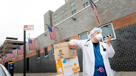 Un sanitario habla por teléfono en Nueva York con la mascarilla puesta Un sanitario habla por teléfono en Nueva York con la mascarilla puesta