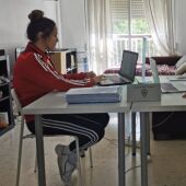 El personal de la UD Almería atiende a los afectados por el Covid-19