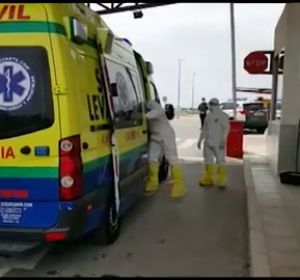 La Guardia Civil posibilita el embarque de una mujer con coronavirus en un avión medicalizado con destino a Ámsterdam La Guardia Civil posibilita el embarque de una mujer con coronavirus en un avión medicalizado con destino a Ámsterdam