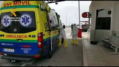 La Guardia Civil posibilita el embarque de una mujer con coronavirus en un avión medicalizado con destino a Ámsterdam La Guardia Civil posibilita el embarque de una mujer con coronavirus en un avión medicalizado con destino a Ámsterdam