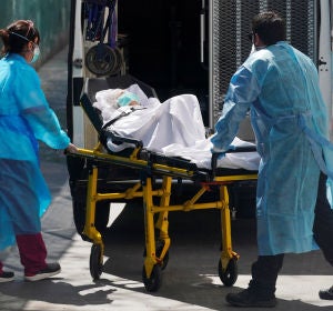 Un paciente con coronavirus en una camilla Un paciente con coronavirus en una camilla