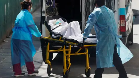 Un paciente con coronavirus en una camilla Un paciente con coronavirus en una camilla