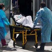 Un paciente con coronavirus en una camilla