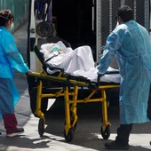 Un paciente con coronavirus en una camilla Un paciente con coronavirus en una camilla