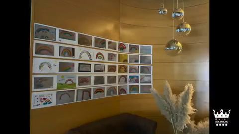 El hotel Rey Sancho recibe a los sanitarios con mensajes de apoyo de la sociedad palentina