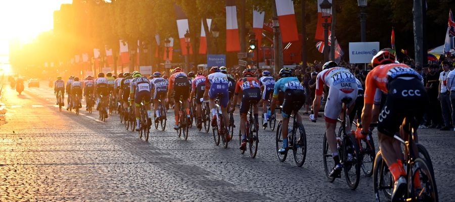 El Tour de Francia en su paso por los Campos Elíseos El Tour de Francia en su paso por los Campos Elíseos
