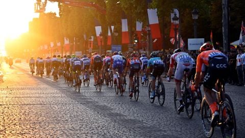 El Tour de Francia en su paso por los Campos El&iacute;seos