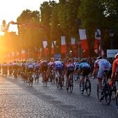 El Tour de Francia en su paso por los Campos Elíseos