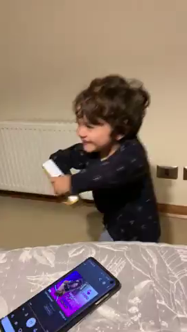 Los pequeños de la casa también cantan 'Facciamo finta che', nuestro himno durante la cuarentena Los pequeños de la casa también cantan 'Facciamo finta che', nuestro himno durante la cuarentena