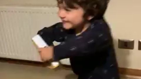 Los pequeños de la casa también cantan 'Facciamo finta che', nuestro himno durante la cuarentena