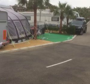 Los clientes de un camping bailan a ritmo de 'Facciamo finta che'. Los clientes de un camping bailan a ritmo de 'Facciamo finta che'.